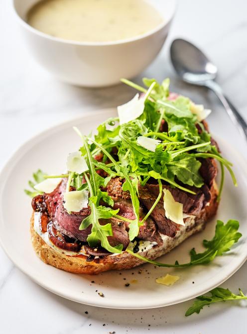 Tartines au boeuf et aux oignons caramélisés