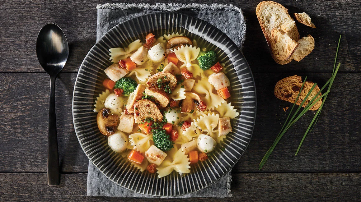 Soupe au poulet avec brocoli, chorizo et bocconcini