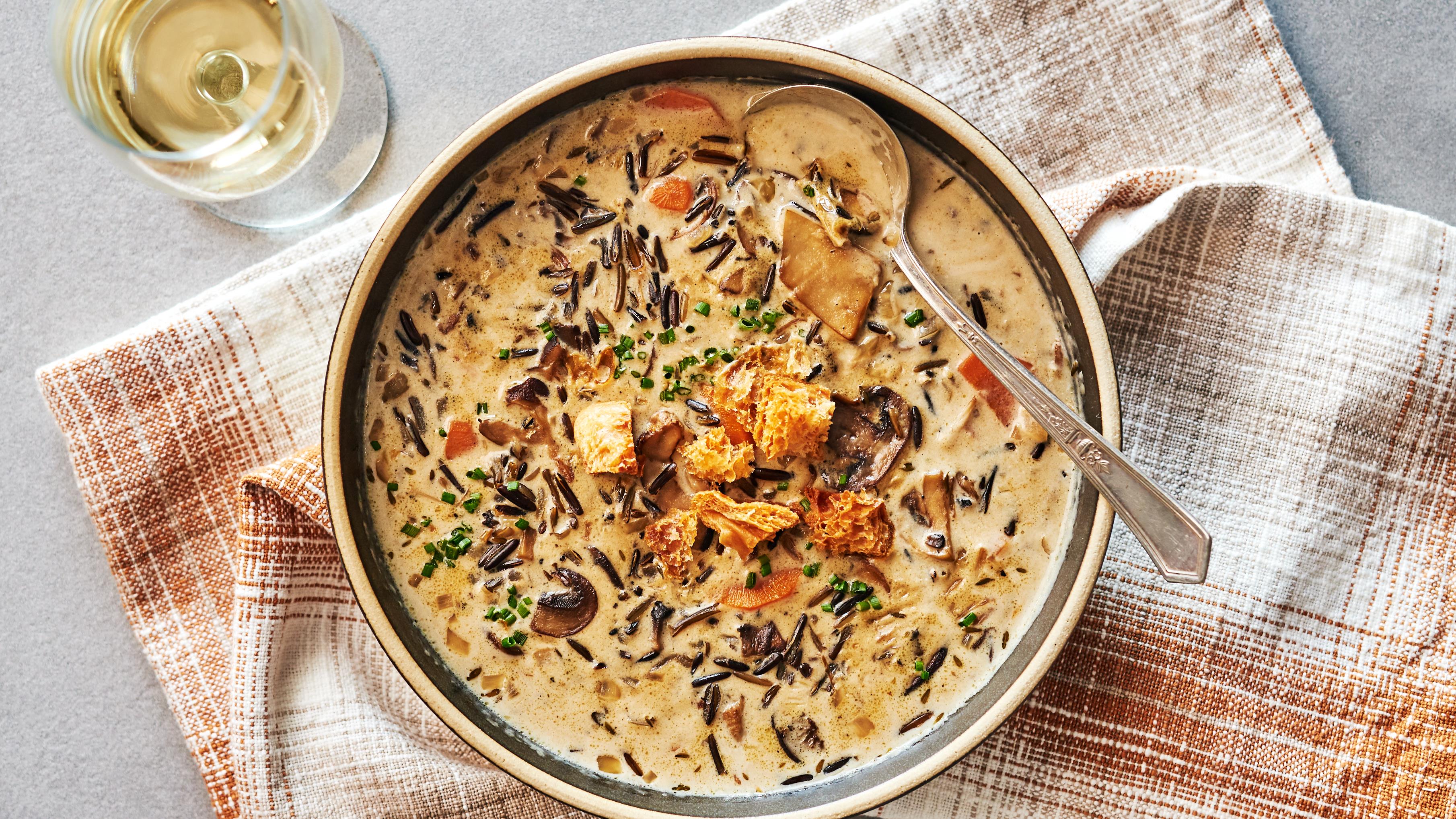 Soupe crémeuse aux champignons et au riz sauvage